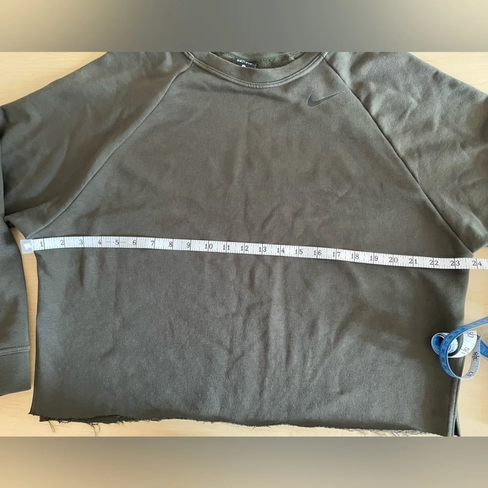 Nike Army Green dri fitsweat shirt size medium